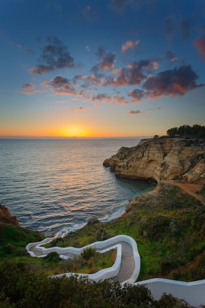 Foto praia seascape carvoeiro. formato vertical.