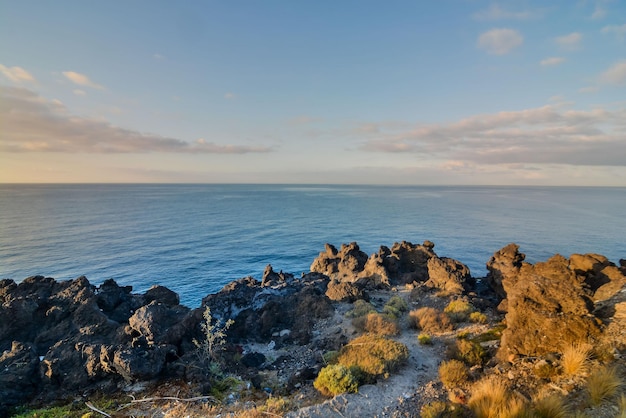 Praia seca da Costa de Lava no Oceano Atlântico