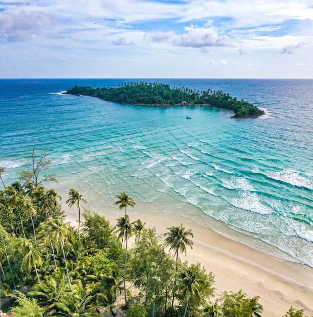 Praia secreta do pôr do sol em koh Kood Trat Tailândia