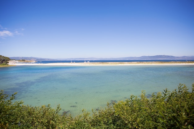 praia selvagem no verão