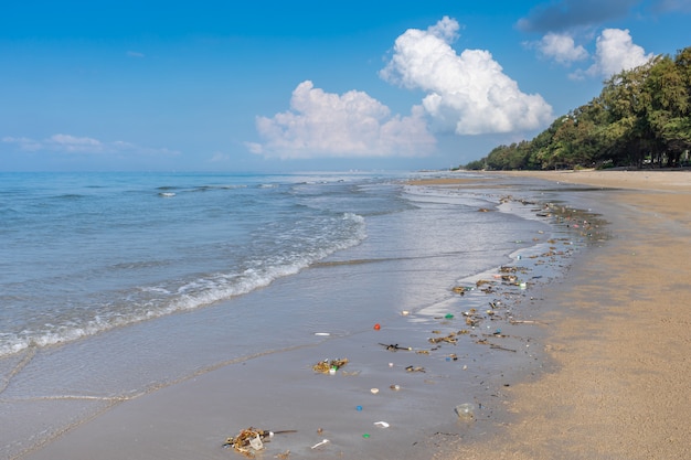 Praia suja ou lixo derramado na praia