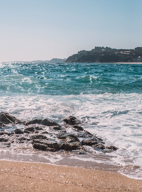 Praia típica do Mediterrâneo em município da Costa Brava