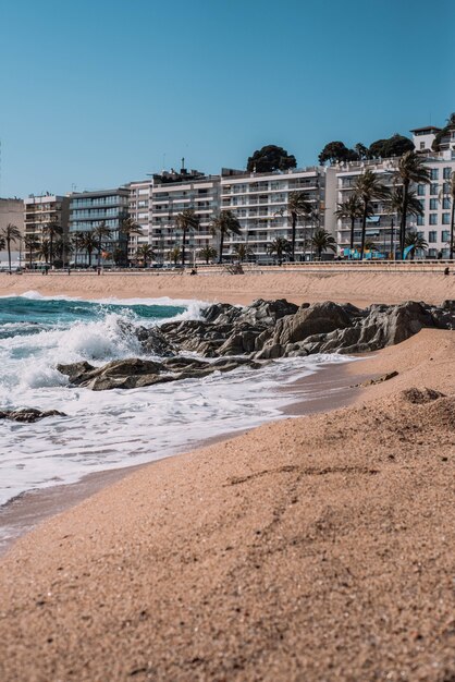Praia típica do Mediterrâneo em município da Costa Brava