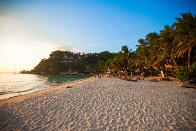 Praia tropical ao pôr do sol em uma ilha exótica