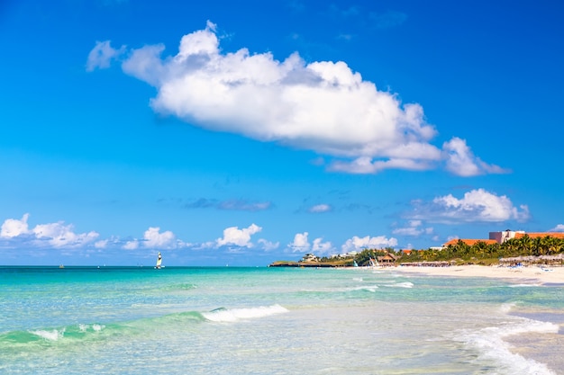 Praia tropical atlântica de varadero em cuba