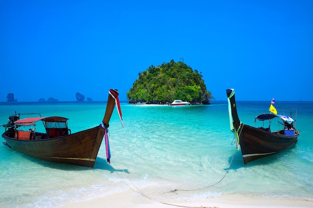 Praia Tropical, Barco Longtail, Mar de Andaman, Krabi, Tailândia