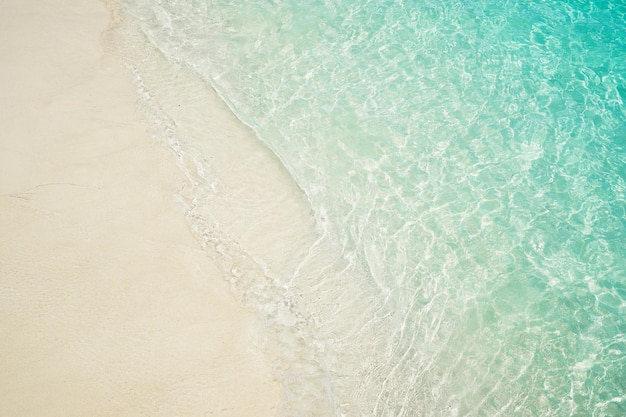 Praia tropical com areia branca e água cristalina vista de cima da ilha de Rawa, Malásia