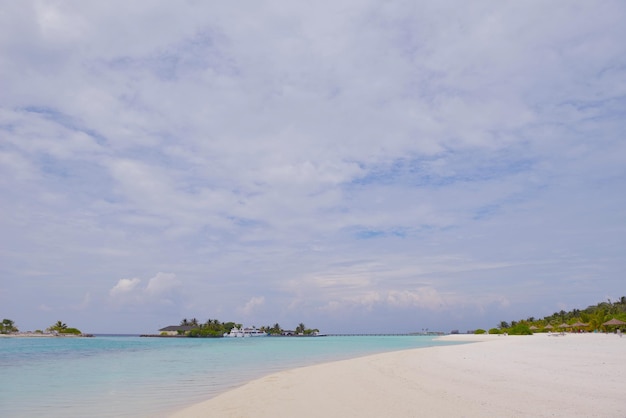 praia tropical com areia branca no verão