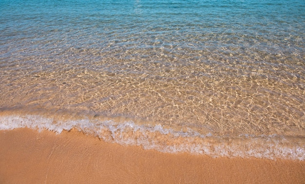 Praia tropical com areia do mar nas férias de verão