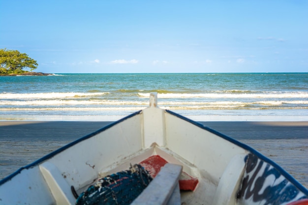 Praia tropical com barco de pesca na areia da praia brasileira