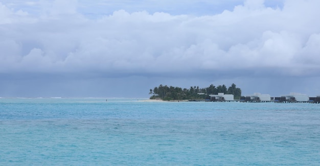 praia tropical com palmeiras nas Maldivas