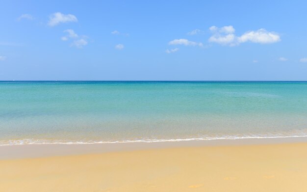 Foto praia tropical da cena da natureza e céu azul na praia de karon phuket tailândia