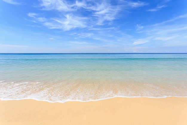 Praia tropical e céu azul em Phuket, Tailândia