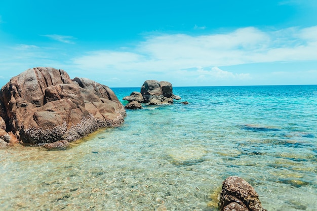 Praia tropical e mar azul no verão