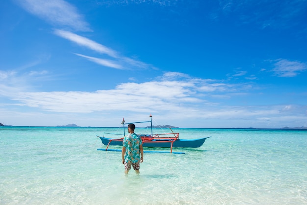 Praia tropical em Coron, Filipinas