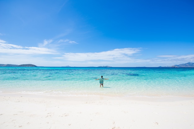 Praia tropical em Coron, Filipinas