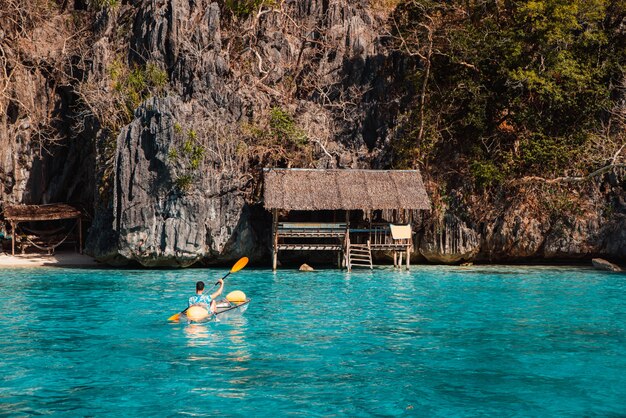 Praia tropical em Coron, Filipinas