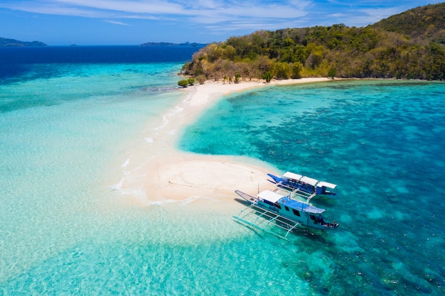 Praia tropical em Coron, Filipinas