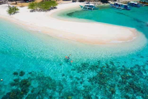 Praia tropical em Coron, Filipinas