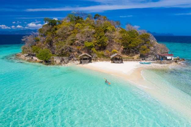 Praia tropical em Coron, Filipinas