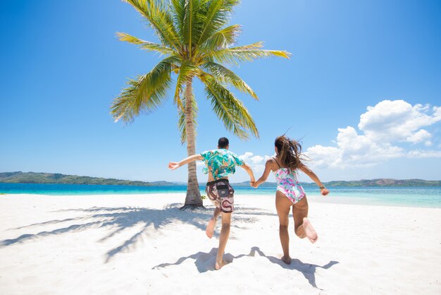 Praia tropical em Coron, Filipinas