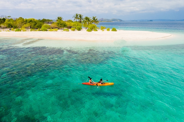 Praia tropical em Coron, Filipinas