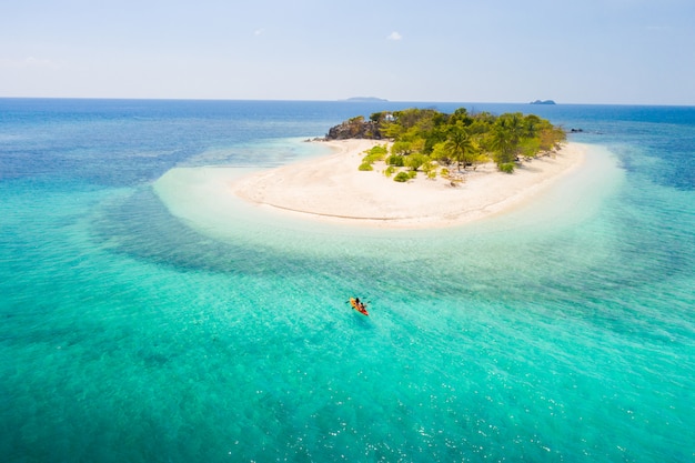 Praia tropical em Coron, Filipinas