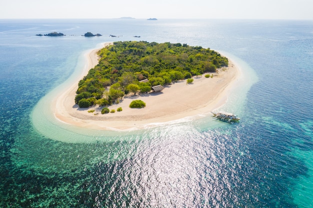 Praia tropical em Coron, Filipinas