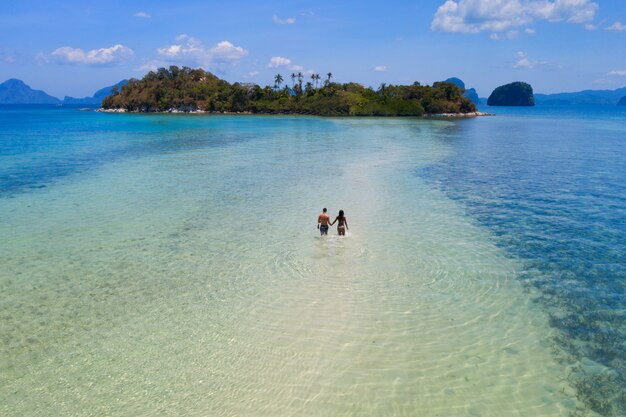 Praia tropical em El Nido, Palawan, Filipinas