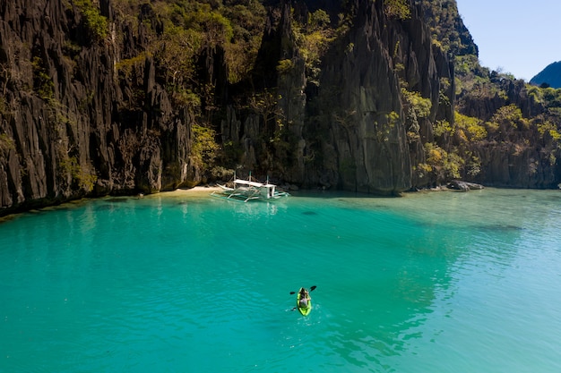 Praia tropical em El Nido, Palawan, Filipinas