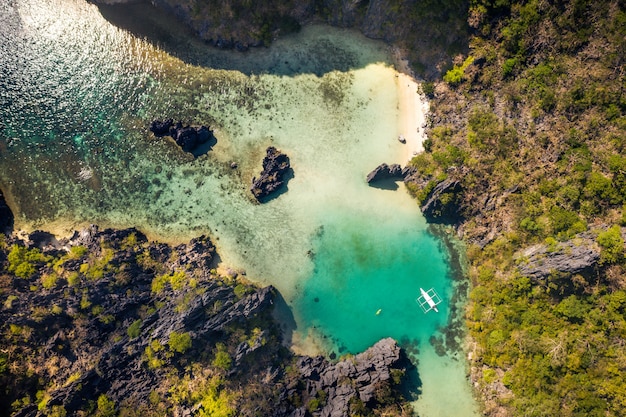 Praia tropical em El Nido, Palawan, Filipinas