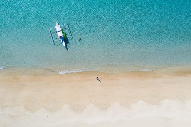 Praia tropical em el nido, palawan, filipinas