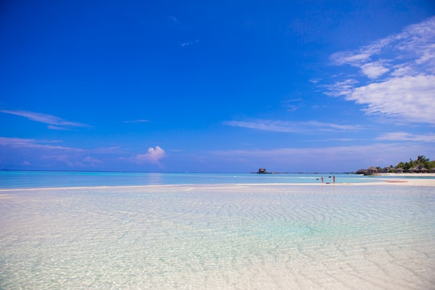 Praia tropical idílica com areia branca e água turquesa perfeita