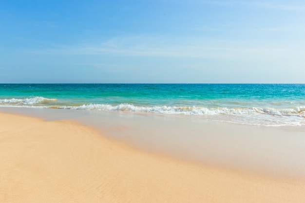 Praia tropical intocada no Sri Lanka com areia branca e água azul