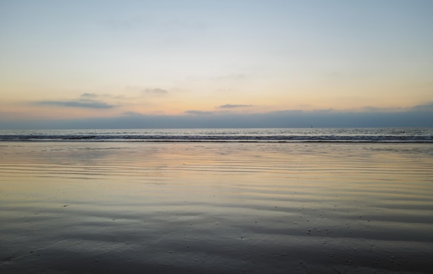 Praia tropical mar oceano com pôr do sol ou nascer do sol para viagens de verão férias oceano vista do mar