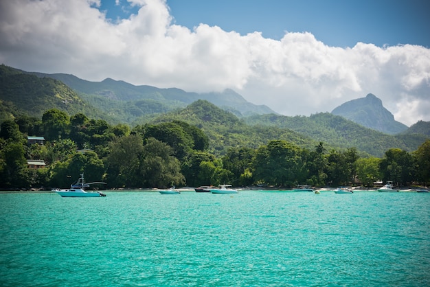 Praia tropical na ilha de Mahe Seychelles. Tiro horizontal