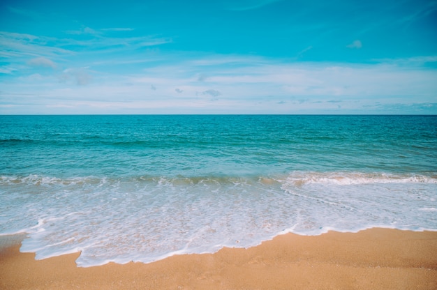 Foto praia tropical na tailândia. vistas para a praia, o mar e o céu