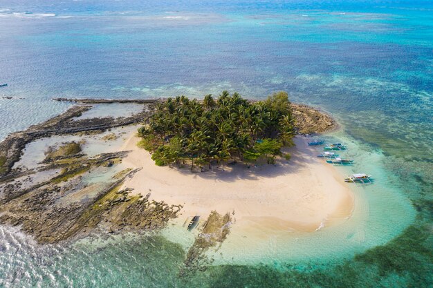 Praia tropical nas Filipinas, ilha de Guyam