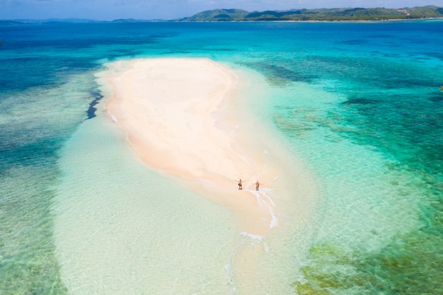 Praia tropical nas filipinas, ilha nua