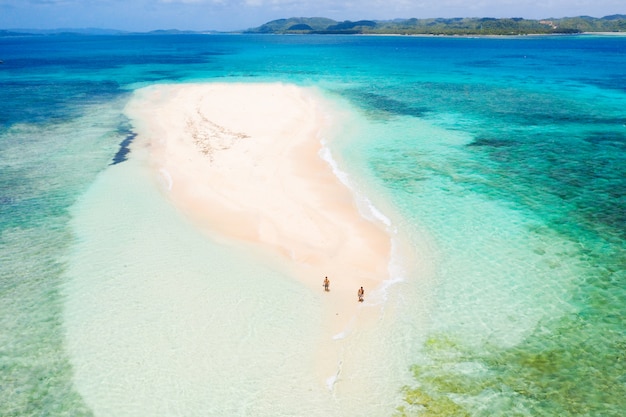 Praia tropical nas filipinas, ilha nua