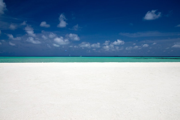 Praia tropical nas Maldivas