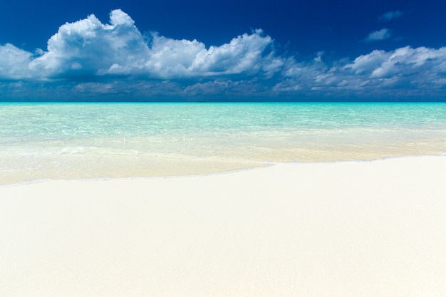 Praia tropical nas maldivas