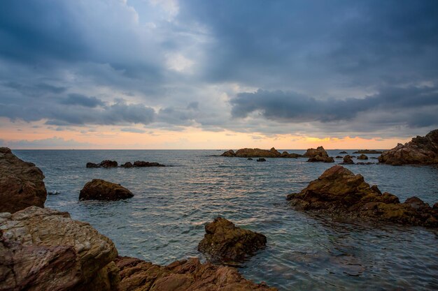 Praia tropical no belo pôr do sol Fundo da natureza