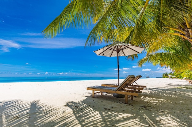 Praia tropical perfeita Paisagem de verão com cadeiras e guarda-chuva na areia branca perto do céu azul do mar