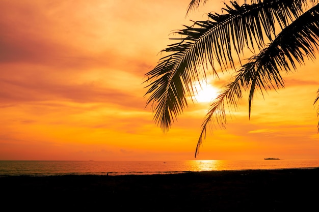 Foto praia tropical pôr do sol com céu laranja
