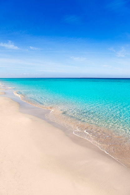 Praia turquesa de Formentera Llevant tanga