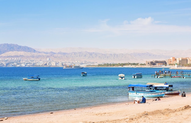 Praia urbana na cidade de Aqaba, Jordânia