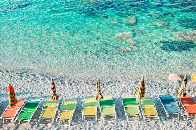 Praia vazia com guarda-chuvas fechados na costa italiana