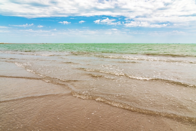 Praia vazia com ondas pequenas