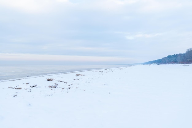 Praia vazia de inverno com neve fora da temporada no mar Báltico